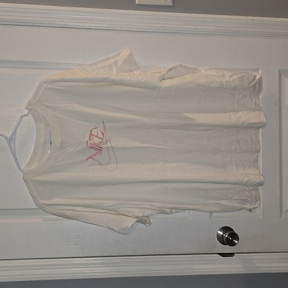 The Nike Tee Loose Fit Women's 1X Short Sleeve T-Shirt new w/out Tags! - Picture 1 of 3